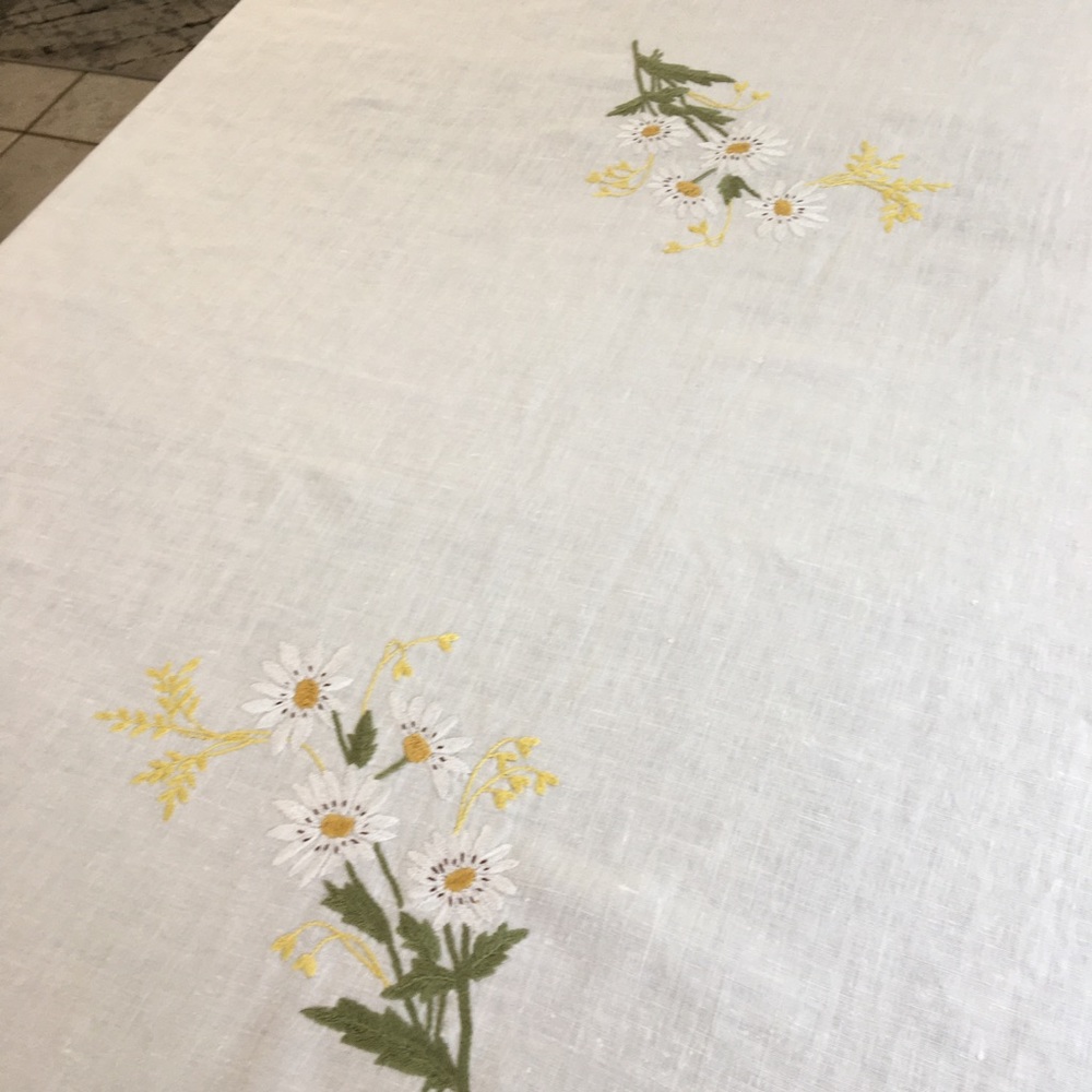 Tablecloth Plus a table topper - Picture 4 of 6
